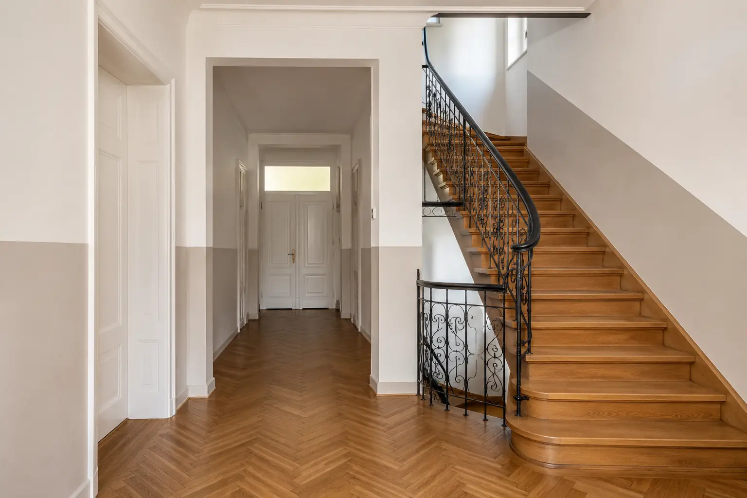 Treppenhausreinigung: gepflegtes Altbau-Treppenhaus mit Holztreppe und Parkett